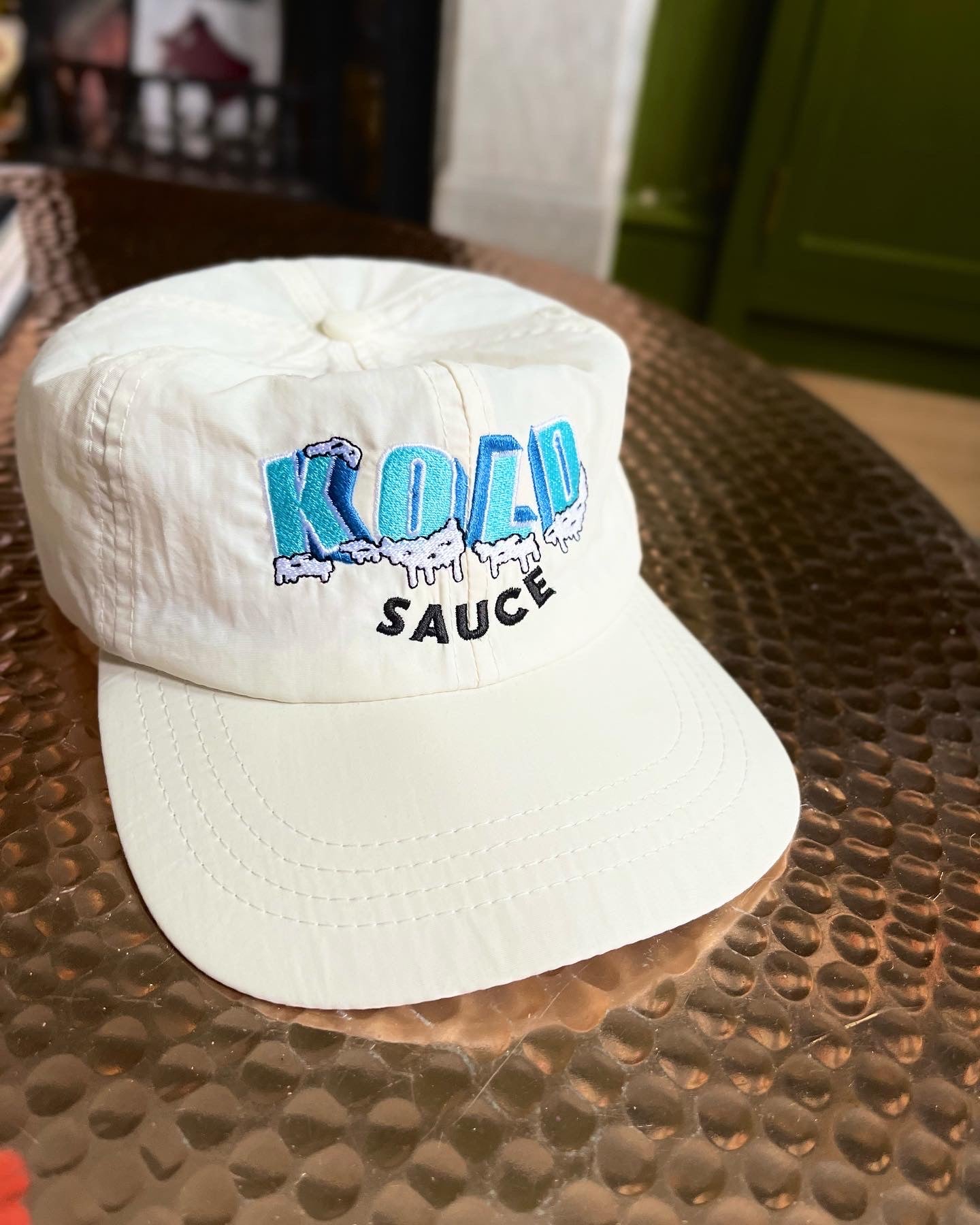 Kold Nylon ALLCAPS - Oat Milk